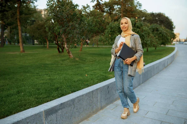 Arabska Studentka Laptopem Spacerująca Letnim Parku Muzułmanka Spoczywa Ścieżce Spacerowej — Zdjęcie stockowe