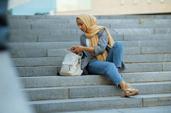 Арабская Студентка Сидит Лестнице Центре Города Мусульманка Наносит Макияж Входа — стоковое фото