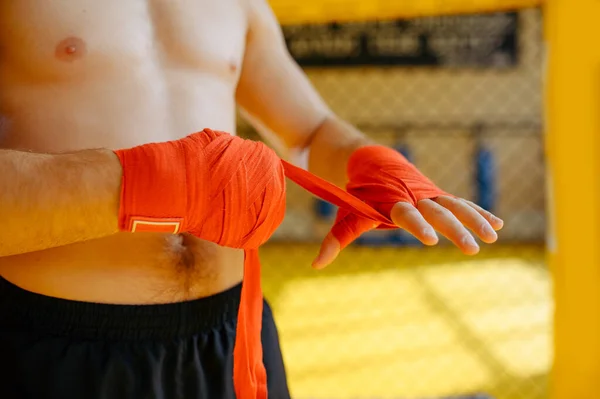 Mannelijke Mma Vechter Wikkelt Verband Zijn Handen Sportschool Spierman Aan — Stockfoto