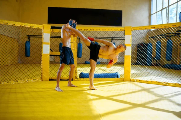 Muž Mma Bojovník Dělá Vysoký Kop Svého Soupeře Kleci Tělocvičně — Stock fotografie