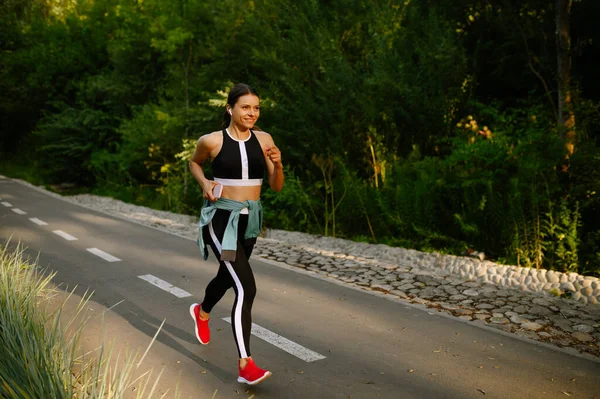 Mañana Corre Mujer Entrenando Parque Verano Corredor Femenino Entra Para —  Fotos de Stock