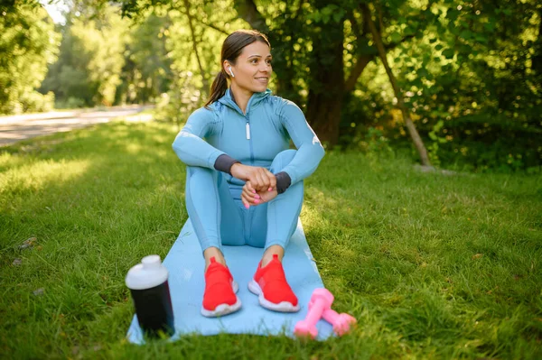 Entrenamiento Matutino Parque Mujer Con Auriculares Sentada Alfombra Corredor Femenino —  Fotos de Stock