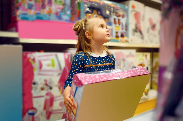 Ładna Dziewczynka Trzyma Pudełko Lalkami Sklepie Zabawkami Urocze Dziecko Patrząc — Zdjęcie stockowe