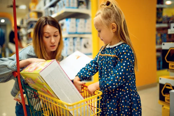 Mutter Und Hübsches Kleines Baby Kaufen Spielzeug Laden Mutter Und — Stockfoto