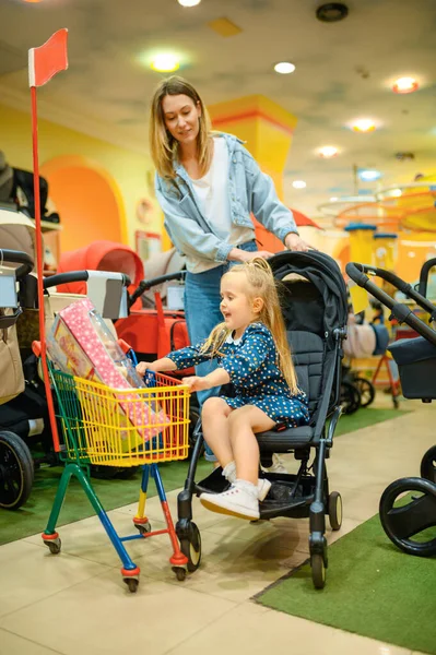 Mãe Menina Bonita Carrinho Bebê Loja Brinquedos Mãe Filha Adorável — Fotografia de Stock