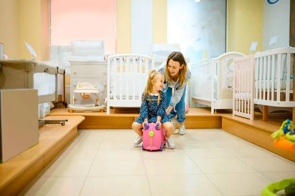 Mãe Filha Brincam Loja Crianças Mãe Menina Adorável Perto Vitrine — Fotografia de Stock