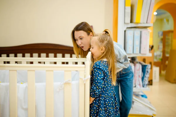 Mãe Filha Comprando Cama Bebê Loja Mãe Menina Adorável Perto — Fotografia de Stock