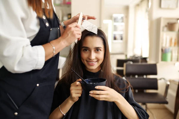 美容師は 女性の顧客 美容室にヘアスタイルを作ります 美容室でスタイリストとクライアント 美容ビジネス プロフェッショナルサービス — ストック写真