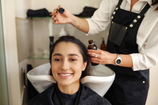 美容師は女性の髪 美容室で動作します 美容室でスタイリストとクライアント 美容ビジネス プロフェッショナルサービス — ストック写真