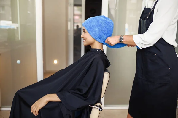 Coiffeur Met Serviette Sur Les Cheveux Des Femmes Vue Latérale — Photo