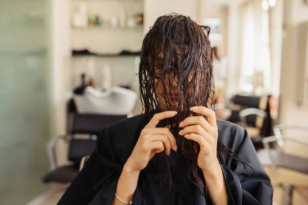 Female Customer Poses Hairdressing Salon Woman Wet Hair Hairsalon Beauty — Stock Photo, Image