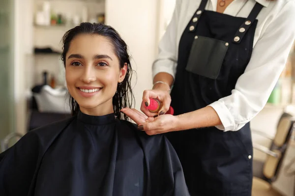 Cabeleireiro Aplica Mousse Cabelo Das Mulheres Vista Frontal Salão Cabeleireiro — Fotografia de Stock