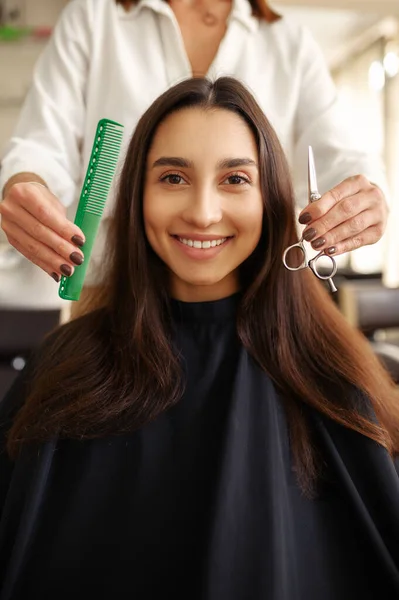 Hairdresser Comb Scissors Woman Hairdressing Salon Stylist Client Hairsalon Beauty — Stock Photo, Image