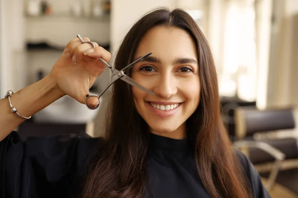 Cliente Femenino Sonriente Con Sciccors Peluquería Mujer Sentada Silla Peluquería —  Fotos de Stock