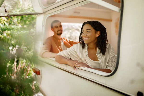 Esposo Esposa Miran Por Ventana Caravana Acampando Remolque Hombre Mujer —  Fotos de Stock