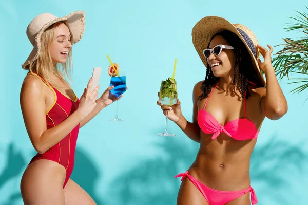 Lächelnde Frauen Badeanzügen Posieren Mit Cocktails Auf Zyanischem Hintergrund Attraktive — Stockfoto