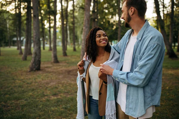 Lachend Liefdespaar Knuffelend Romantisch Wandelen Het Park Man Vrouw Ontspannen — Stockfoto