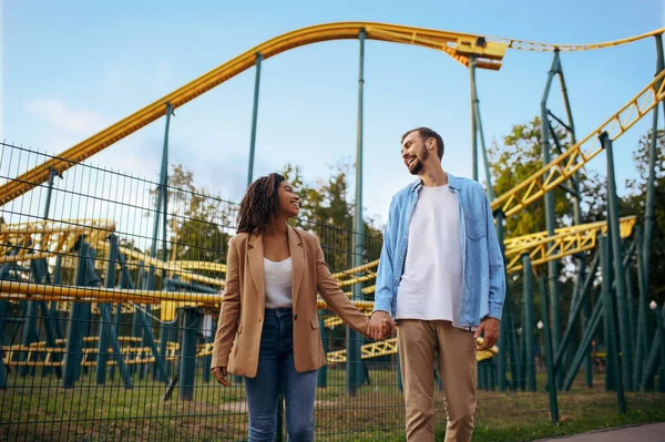 Szerelem Pár Hullámvasúton Vidámparkban Attrakció Háttérben Férfiak Nők Pihenjenek Szabadban — Stock Fotó