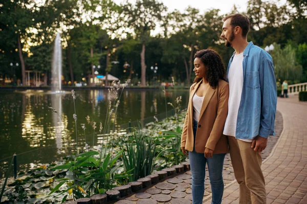 Parktaki Gölette Yürüyen Romantik Bir Çift Erkek Kadın Dışarıda Arka — Stok fotoğraf