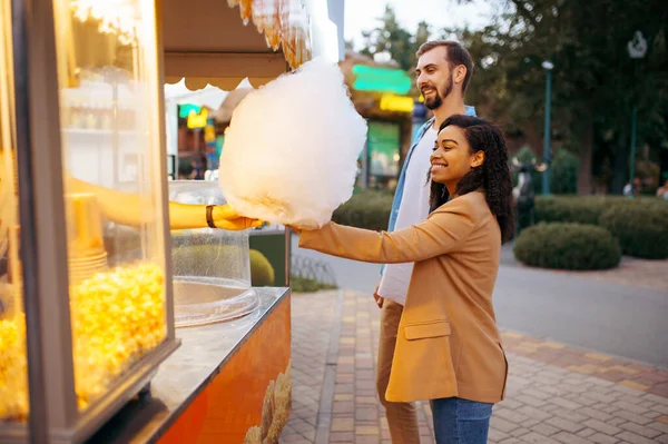 Amor Pareja Con Algodón Azúcar Parque Atracciones Ciudad Hombre Mujer — Foto de Stock