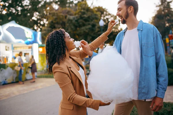 街の遊園地で綿菓子を食べるカップルを愛しています 男と女は屋外でリラックス 夏のファミリーレジャー エンターテイメントテーマ — ストック写真