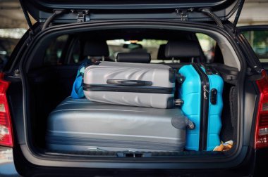 Bagajlar açık araba bagajında, kimse yok. Bagajlar araçta, park yerinde, çantalar otomobilde. Taşımacılık ve seyahat konsepti