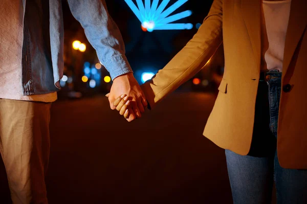 Pareja Amor Tomados Mano Parque Atracciones Nocturno Hombre Mujer Relajarse —  Fotos de Stock