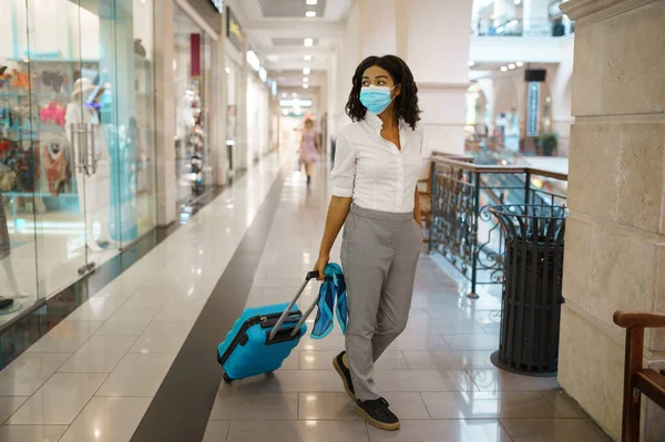 Jonge Vrouw Met Koffer Die Het Winkelcentrum Loopt Vrouwelijke Reiziger — Stockfoto