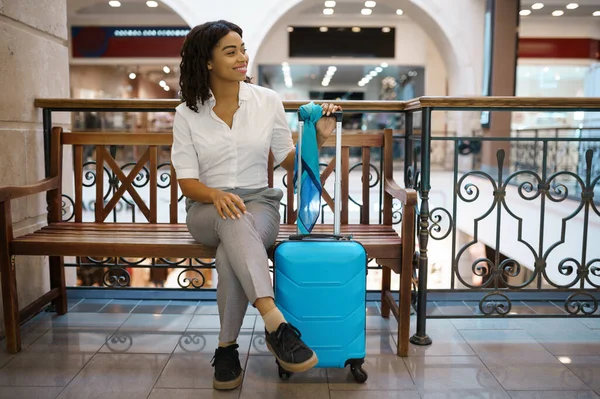 Glimlachende Vrouw Met Koffer Bank Het Winkelcentrum Vrouwelijke Reiziger Met — Stockfoto