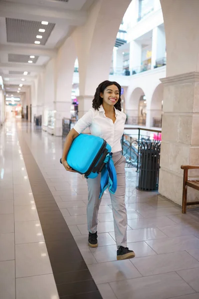 快乐的女人带着手提箱进入免税市场 在购物中心提行李的女旅客 在商场提行李的女旅客 背着行李的女孩 — 图库照片