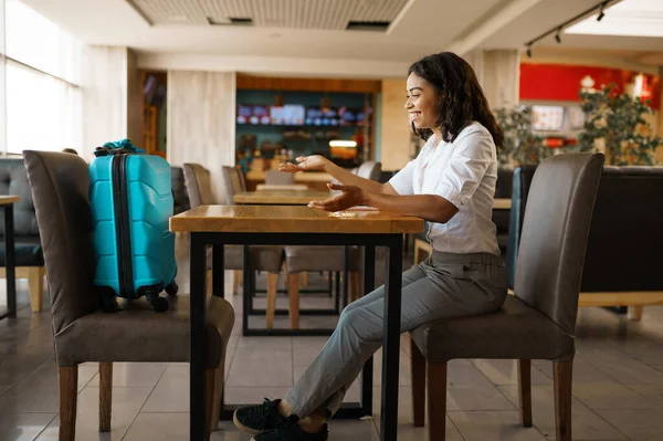 Mujer Con Maleta Cafetería Sala Espera Del Aeropuerto Persona Femenina — Foto de Stock