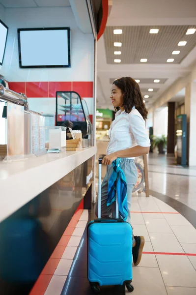 Kobieta Walizką Kawiarni Fast Food Poczekalnia Lotnisku Kobieta Bagażem Międzynarodowa — Zdjęcie stockowe