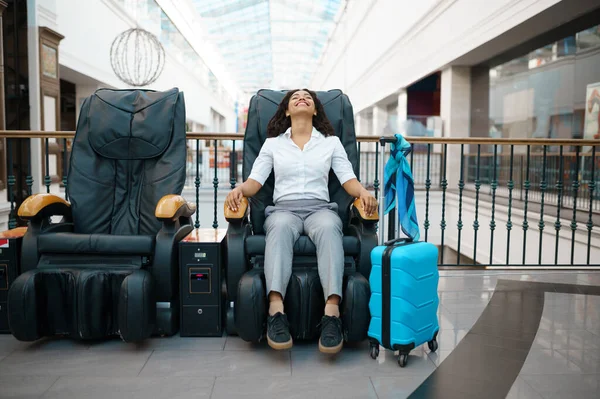 Frau Mit Koffer Entspannt Sich Massagesessel Wartehalle Flughafen Weibliche Person — Stockfoto