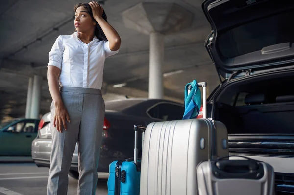 Young Woman Suitcases Panic Car Parking Female Traveler Luggage Vehicle — Stock Photo, Image