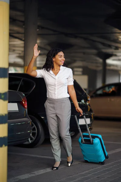 Gelukkige Vrouw Met Koffer Pakt Een Taxi Parkeerplaats Vrouwelijke Reiziger — Stockfoto