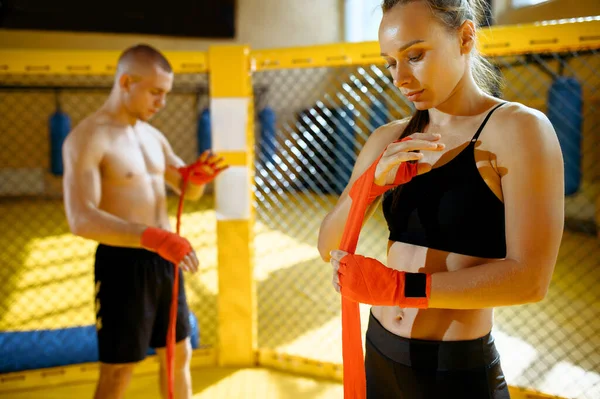 Erkek Bayan Mma Dövüşçüleri Jimnastik Salonunda Ellerine Bandaj Sarar Ringdeki — Stok fotoğraf