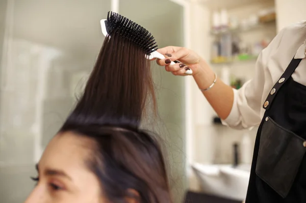 Hairdresser Works Comb Female Customer Mirror Hairdressing Salon Stylist Client — Stock Photo, Image