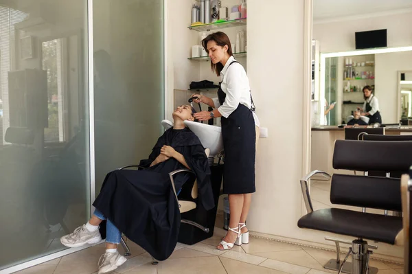 Κομμωτήριο Πλένει Μαλλιά Των Γυναικών Κομμωτήριο Στυλίστρια Και Πελάτισσα Στο — Φωτογραφία Αρχείου