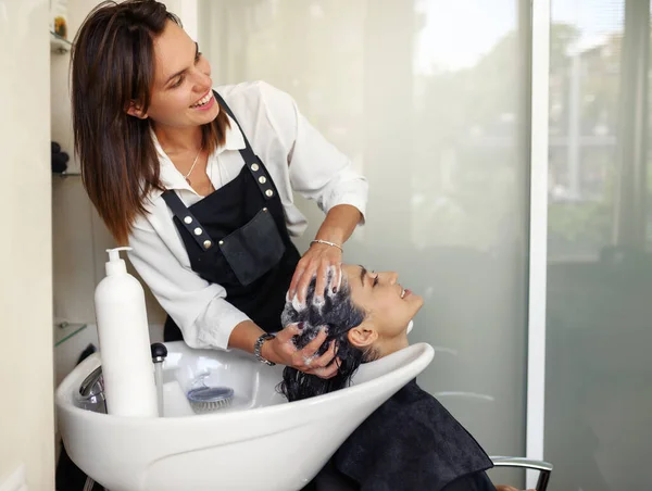 Kapper Wast Vrouwen Haar Bovenaanzicht Kapsalon Stylist Klant Kapsalon Schoonheidsbedrijf — Stockfoto