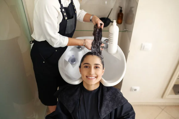 Κομμωτήριο Πλένει Μαλλιά Των Γυναικών Πλαϊνή Άποψη Κομμωτήριο Στυλίστρια Και — Φωτογραφία Αρχείου