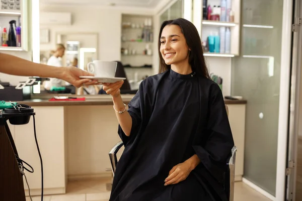 Coiffeur Donne Une Tasse Café Cliente Salon Coiffure Styliste Client — Photo