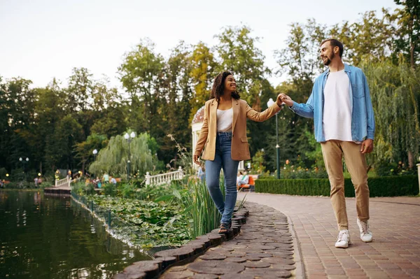 로맨틱 사랑의 커플이 공원의 연못을 있습니다 남자와 여자는 야외에서 휴식을 — 스톡 사진