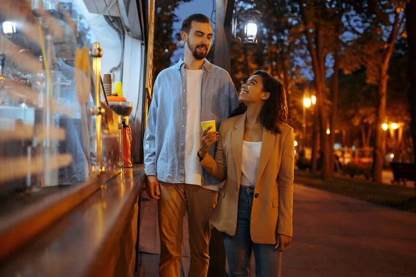 Aşk Çifti Şehir Eğlence Parkında Kahve Alıyor Erkek Kadın Dışarıda — Stok fotoğraf