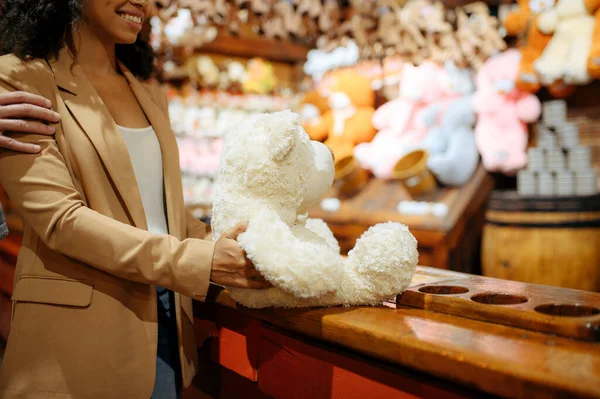 Love Couple Wins Soft Toy Amusement Park Souvenir Shop Man — Stock Photo, Image