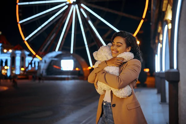 Mulher Feliz Abraços Brinquedo Macio Romântico Andando Parque Diversões Noite — Fotografia de Stock