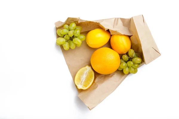 新鲜水果在纸袋 顶部视图 隔离在白色背景 有机素食 天然食品 健康生活方式概念 — 图库照片