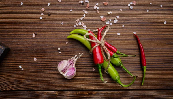 Alho Fresco Pimenta Fundo Madeira Comida Vegetariana Orgânica Mercearia Produtos — Fotografia de Stock