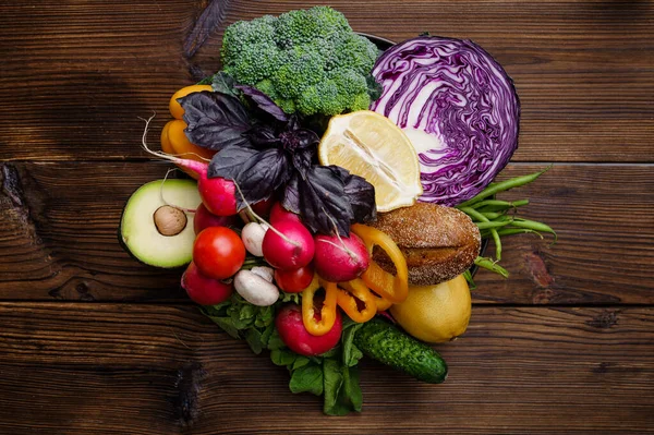 Frisches Gemüse Auf Holzuntergrund Vegetarische Biolebensmittel Lebensmittelsortiment Naturprodukte Gesundes Lebensstilkonzept — Stockfoto