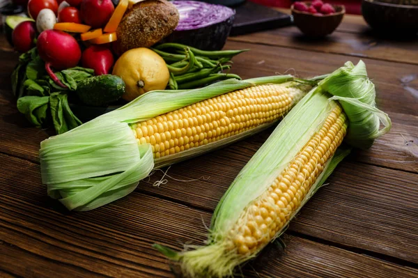Friss Kukoricacsutka Háttéren Kukoricacsutka Organikus Vegetáriánus Ételek Élelmiszerválaszték Természetes Termékek — Stock Fotó