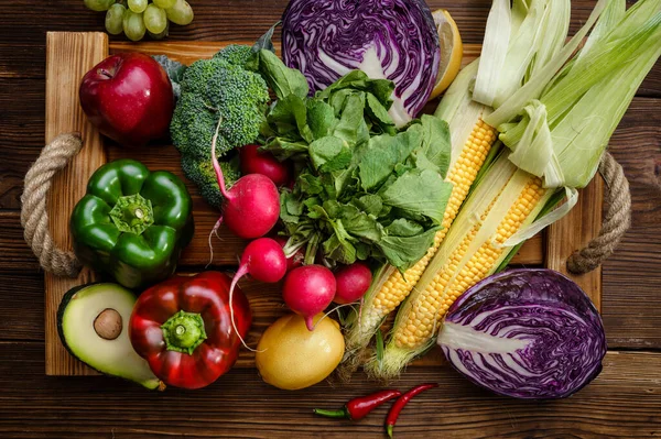 新鲜蔬菜设置在木板特写 顶部视图 有机素食 食品杂货 自然生态产品 健康生活方式概念 — 图库照片